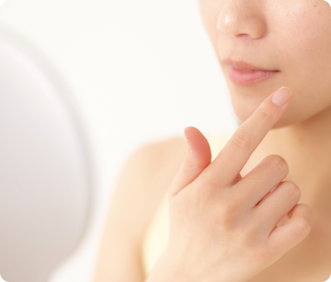あごの肌の状態を確認する女性