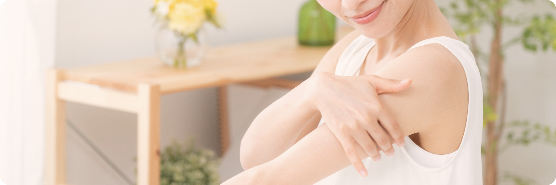 腕の皮膚を気にする女性