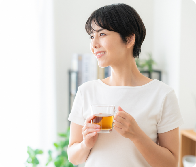 温かい飲み物を持つ女性