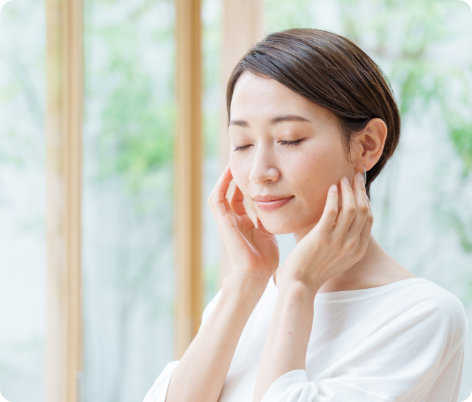 肌の状態を確かめる女性