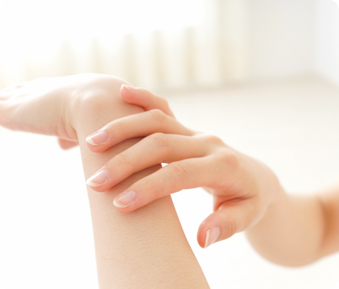 腕の皮膚を確認する様子